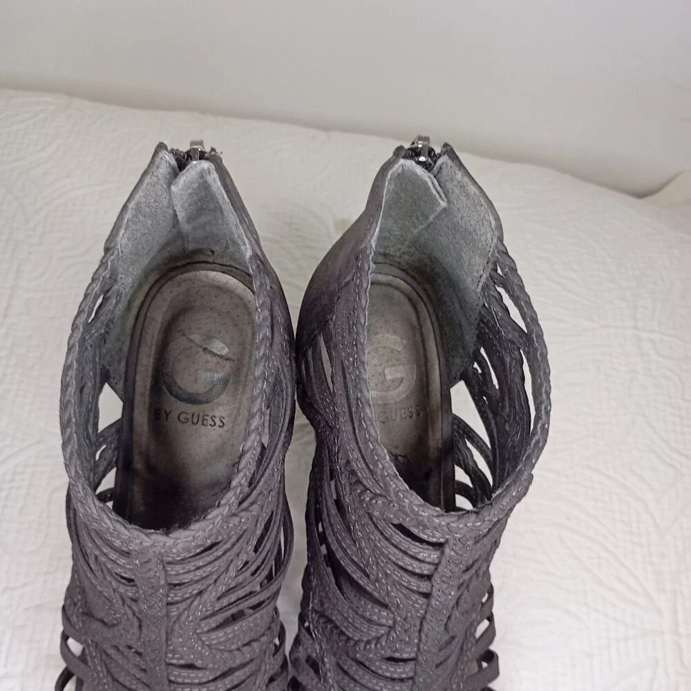 By Gues Heeled Size 8.5 Grey Strappy Open Toe  With Back Zippers & Stacked Heels - Picture 9 of 11